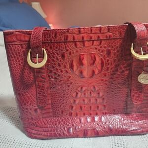 Elegant Red Crocodile-Embossed Sboulder Bag
